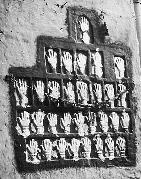 haende.jpg - Handabdrcke von Frauen nach dem Sati-Tod